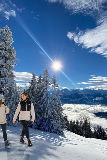 Zwei Freundinnen auf dem Rigi Panoramaweg