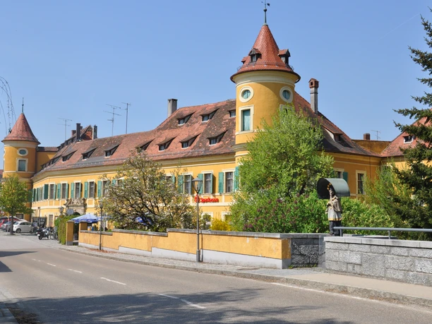 Schloss Wiesent Das barocke Schloss Wiesent besticht durch seine gelbe Fassade und die grün lackierten Fensterläden
