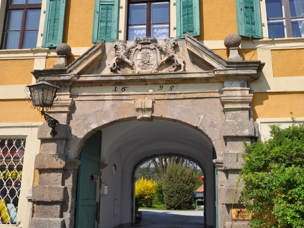 Torbogen Schloss Wiesent mit Wappen und Jahreszahl Auf dem Torbogen ist die Jahreszahl 1695 zu entziffern in dem das Schloss Wiesent erbaut wurde sowie das Wappen des Bauherrn, dem Graf Rudolf von Lintelo