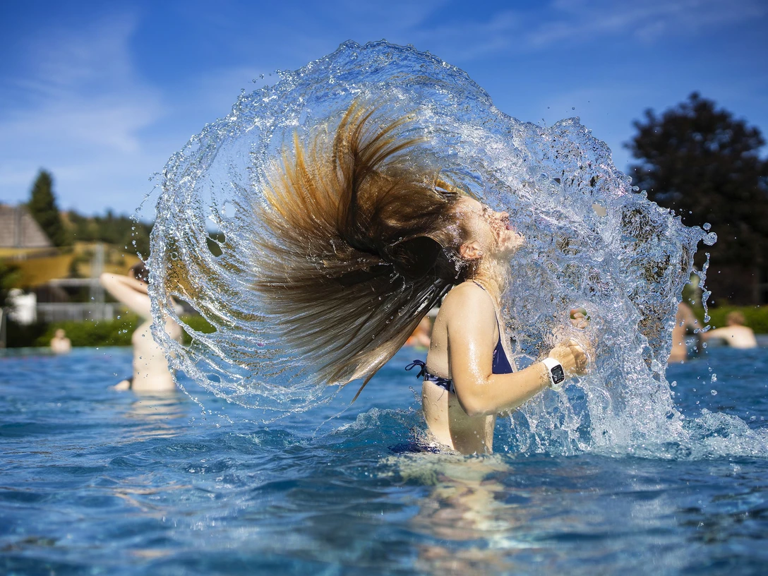 Mädchen schüttelt Wasser aus den Haaren im Freibad Usseln Mädchen schüttelt Wasser aus den Haaren im Freibad Usseln