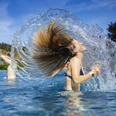 Mädchen schüttelt Wasser aus den Haaren im Freibad Usseln Mädchen schüttelt Wasser aus den Haaren im Freibad Usseln
