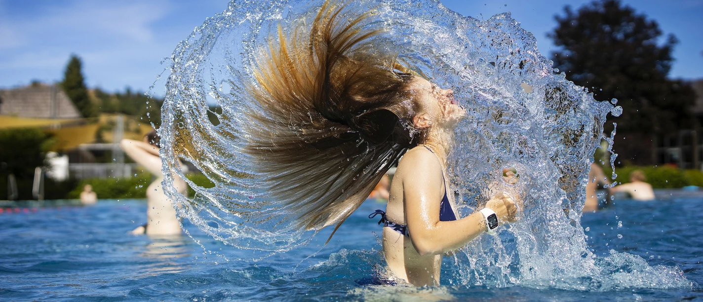 Mädchen schüttelt Wasser aus den Haaren im Freibad Usseln Mädchen schüttelt Wasser aus den Haaren im Freibad Usseln