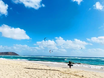 Reiseberatung Bad Nenndorf - Kitesurfer am Strand