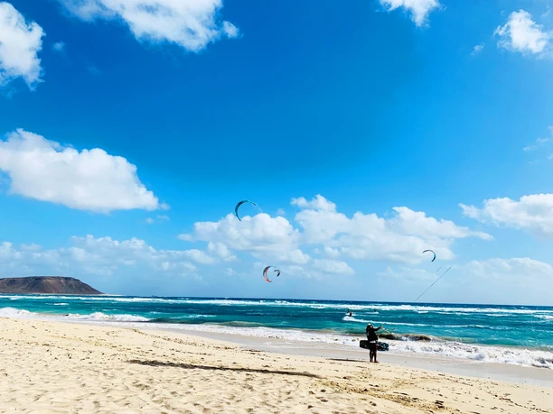 Reiseberatung Bad Nenndorf - Kitesurfer am Strand