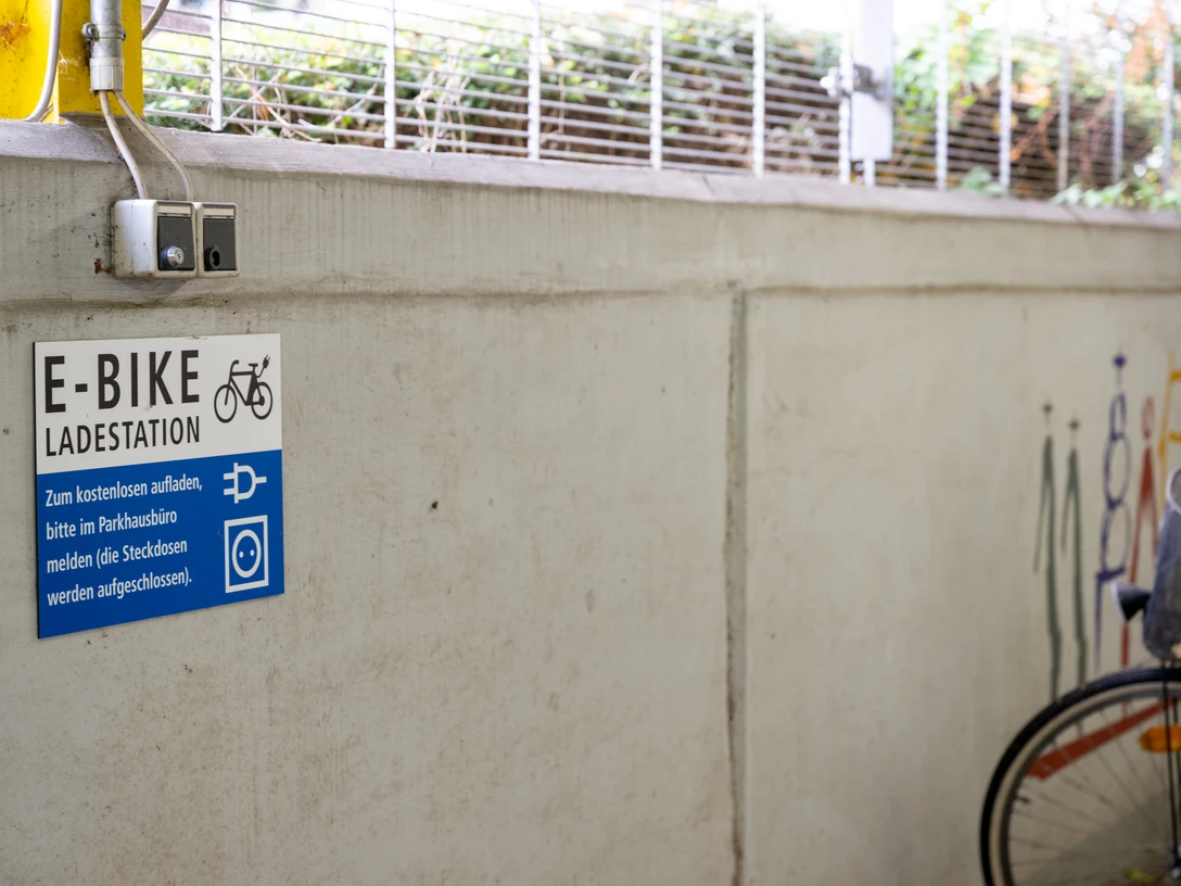 20240927_E-Bike-Ladestation Parkhaus.jpg