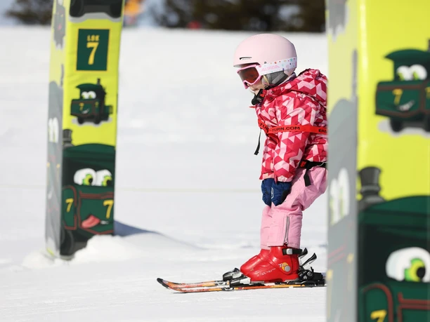 Sportler fegt durch die Tore