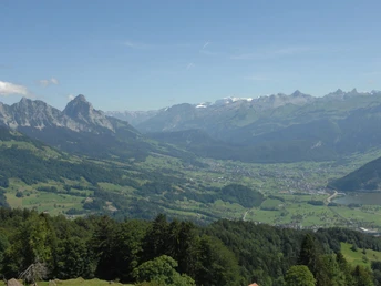 Blick vom Wildspitzgipfel in den Schwyzer Talkessel - mit den Mythen