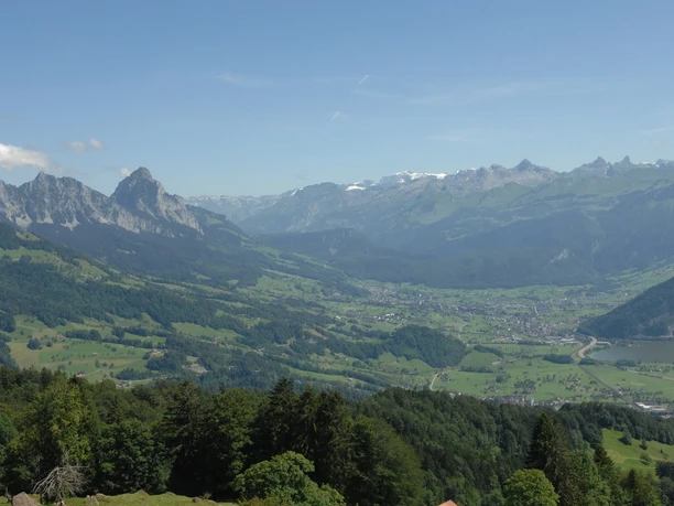 Blick vom Wildspitzgipfel in den Schwyzer Talkessel - mit den Mythen