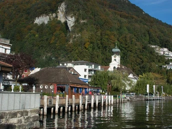 Blick auf Gersau, rechts von der Kirche geht der Weg hoch.