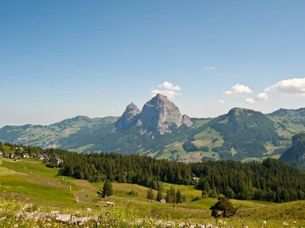 Blick über die Stoosalpen mit den Mythen und der Rotenflue (rechts)