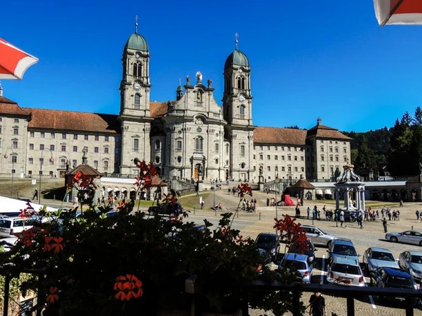 Imposanter Blick auf das Kloster Einsiedeln.