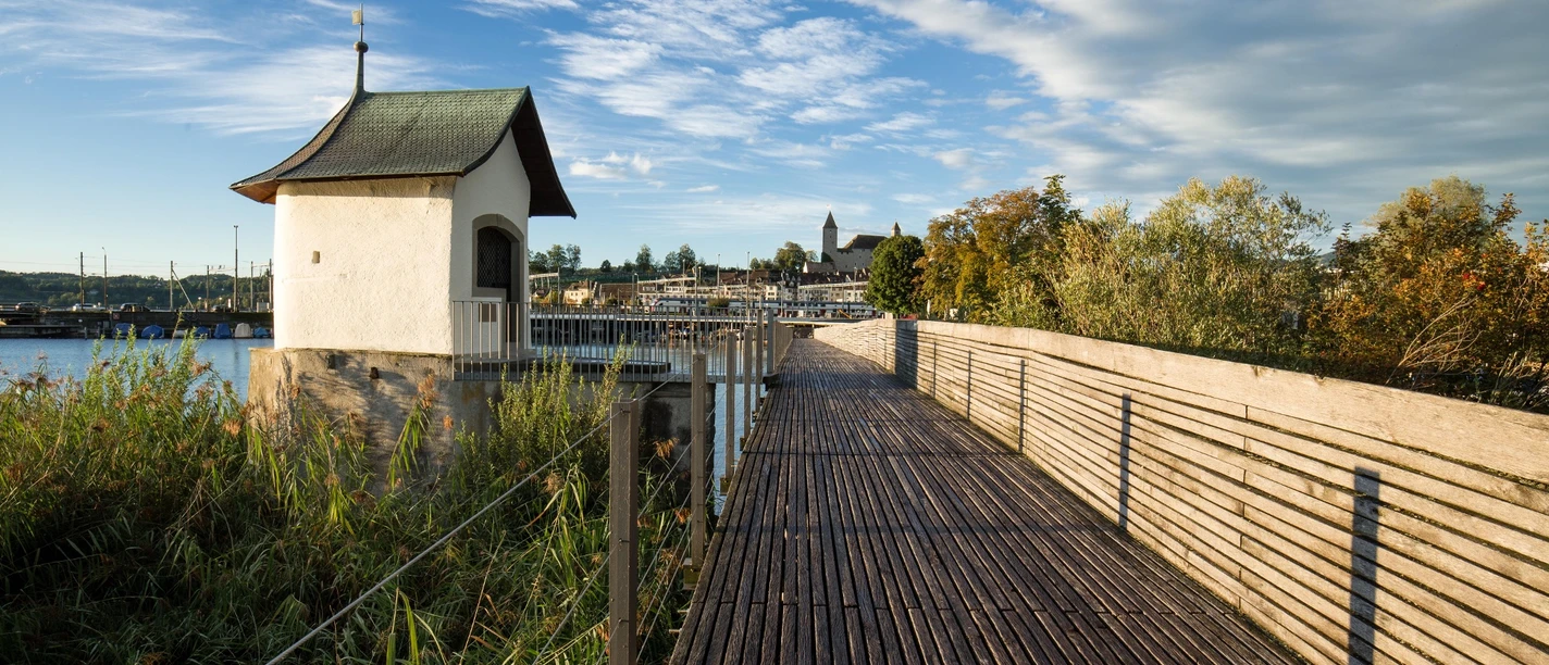 Geniessen Sie einen traumhaften Spaziergang über den Holsteg Rapperswil-Hurden