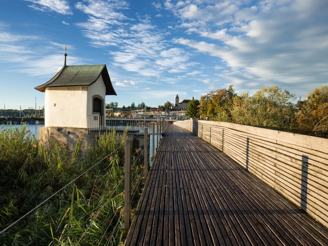 Geniessen Sie einen traumhaften Spaziergang über den Holsteg Rapperswil-Hurden