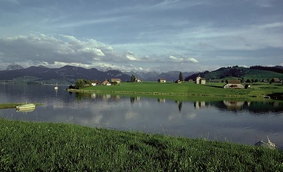 Blick auf den Sihlsee und die Alpen.