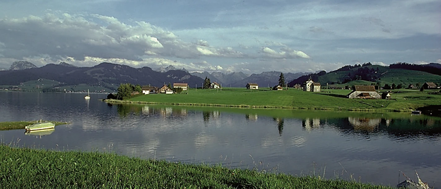 Blick auf den Sihlsee und die Alpen.