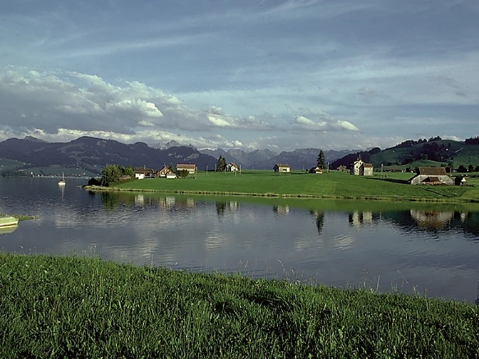Blick auf den Sihlsee und die Alpen.