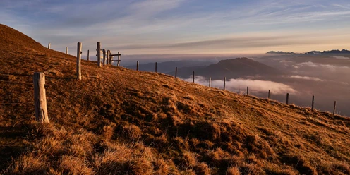 Vom Kulm Gipfel verläuft ein breiter Weg zur Alp Chäserenholz
