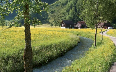Weg der Schoepfung idyllischer Bauernhof auf dem Weg ins Muotathal