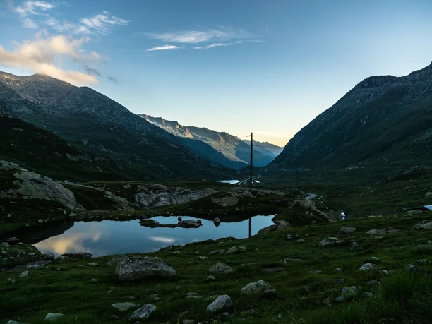 Am frühen Morgen ist die Stimmung am Gotthard besonders andächtig.