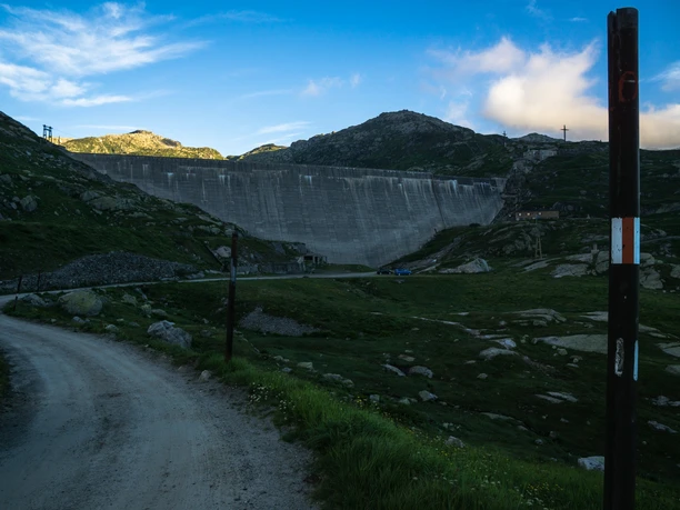 Frühmorgens Richtung Lago di Lucendro