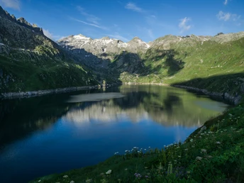 Die Alpenwelt spiegelt sich im Lago di Lucendro