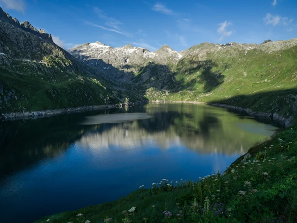 Die Alpenwelt spiegelt sich im Lago di Lucendro