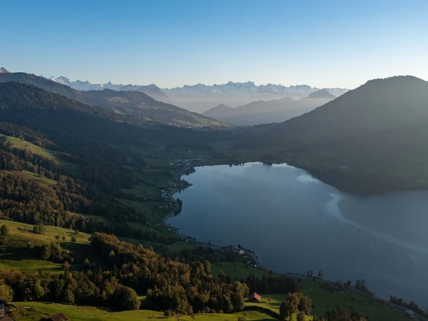 Ägerisee mit Blick über den Sattel in die Hochalpen