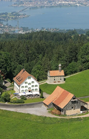 Ausblick vom St. Meinrad auf den oberen Zürichsee mit dem Seedamm.
