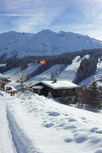 Panorama Rundweg mit Blick Richtung Skigebiet und Brienzer Rothorn