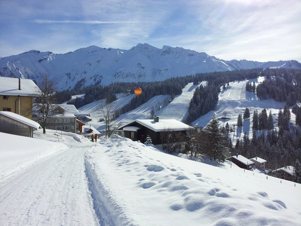 Panorama Rundweg mit Blick Richtung Skigebiet und Brienzer Rothorn