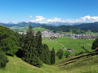 Chatzenstrick mit Blick ins Klosterdorf Einsiedeln