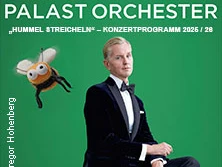 Max Raabe im Smoking sitzt neben einem gezeichneten Hummel-Charakter, grüner Hintergrund, stilvoll.