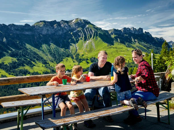 Pause im Bergrestaurant First mit Aussicht auf die Schafmatt und Schwändelifluh