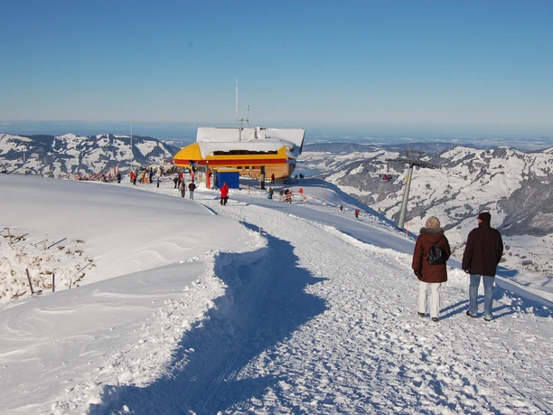 Winterwanderer auf dem Fronalpstock Gipfel