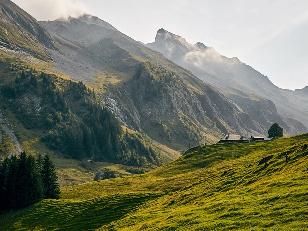 Blattenegg und im Hintergrund die steilen Flanken des Brienzer Rothorns