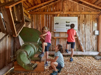 Die zum Torfabbau benutzten Gerätschaften sind im Torfhüttchen im Mettelimoos zu bestaunen.