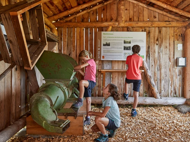 Die zum Torfabbau benutzten Gerätschaften sind im Torfhüttchen im Mettelimoos zu bestaunen.