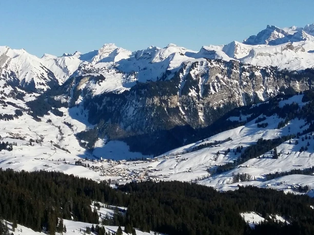 Aussicht ab Furggelen auf das Dorf Oberiberg und die umliegenden Berge