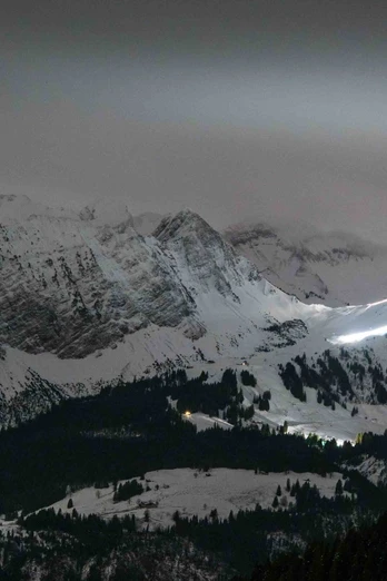 Wintersportgebiet Mörlialp bei Nacht