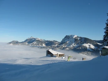 Bergrestaurant First über dem Nebel.