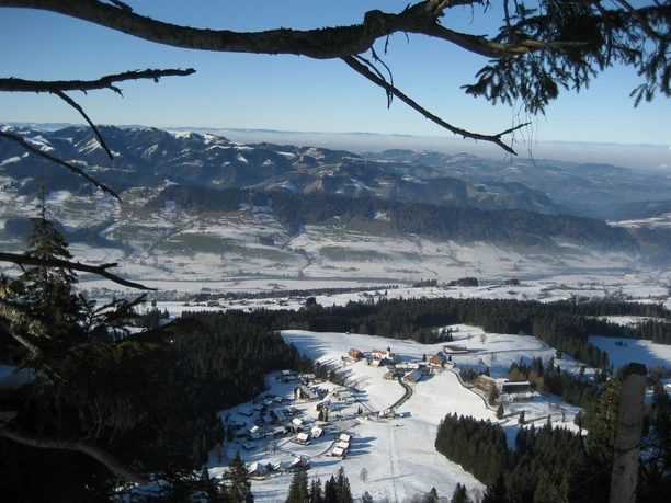 Herrliches Winterpanorma von der First auf den Napf und das Jura