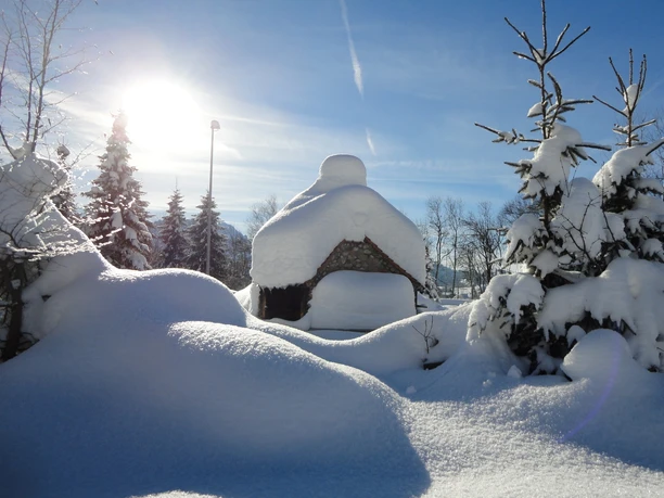 Eingeschneiter Picknickplatz bei der Bohrplattform