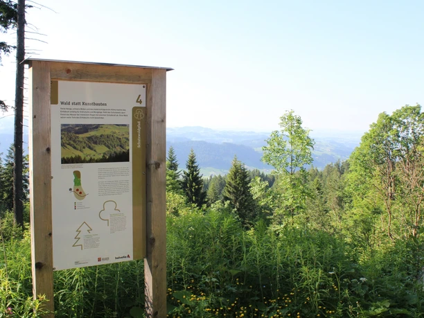 Immer wieder geniesst man eine tolle Aussicht ins Tal