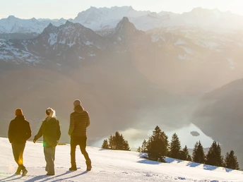 Winterwanderung mit Blick auf die Mythen
