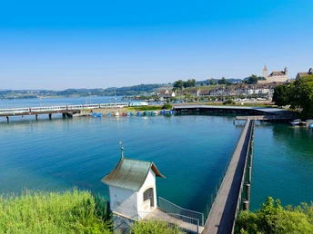 Von Rapperswil geht es direkt los mit dem ersten Highlight: Der Holzsteg