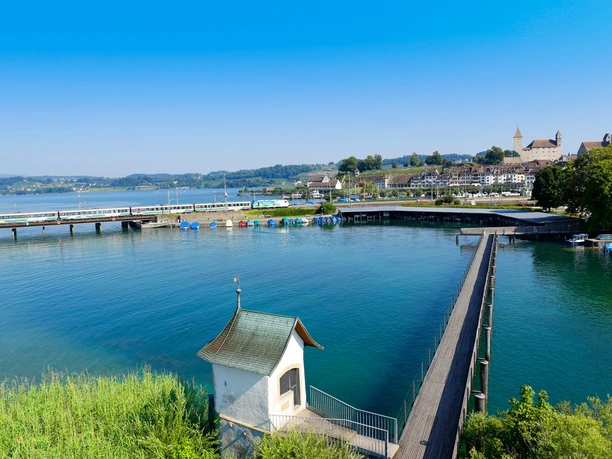 Von Rapperswil geht es direkt los mit dem ersten Highlight: Der Holzsteg
