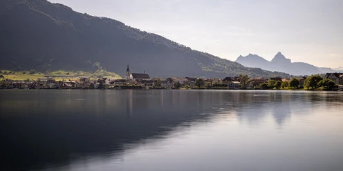 Nach der aussichtsreichen Wanderung geniesst man eine Brise am Zugersee
