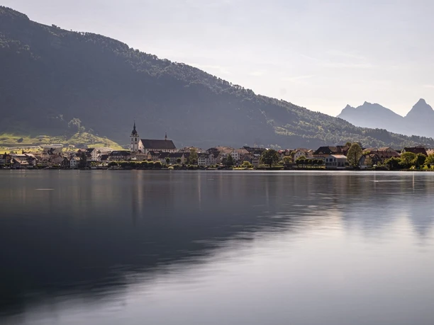 Nach der aussichtsreichen Wanderung geniesst man eine Brise am Zugersee