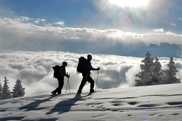 Tourengeher über dem Nebelmeer.