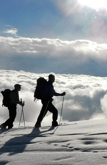 Tourengeher über dem Nebelmeer.